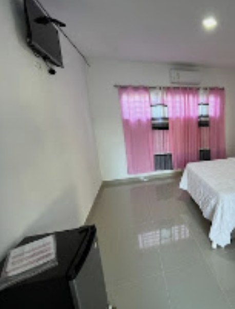Habitación con cama, TV y aire acondicionado